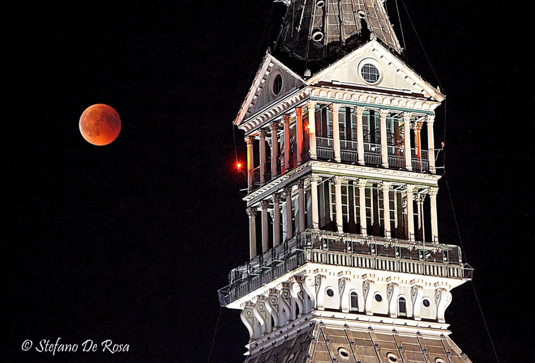 Eclissi totale di Luna e Mole_Stefano De Rosa_APOD